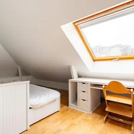 Large 3-bedroom With Terrace 15 Apartment *